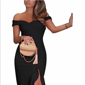 Black gown w slit 🖤